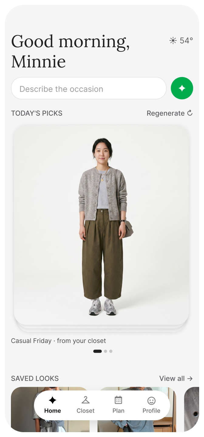 Layar beranda Style Sketch: sapaan selamat pagi, kotak untuk menjelaskan acaranya, dan pilihan hari ini — kardigan abu-abu di atas kaus putih dengan celana kaki lebar hijau zaitun, dengan keterangan bahwa padu padan ini ditata dari lemari pemakainya sendiri.