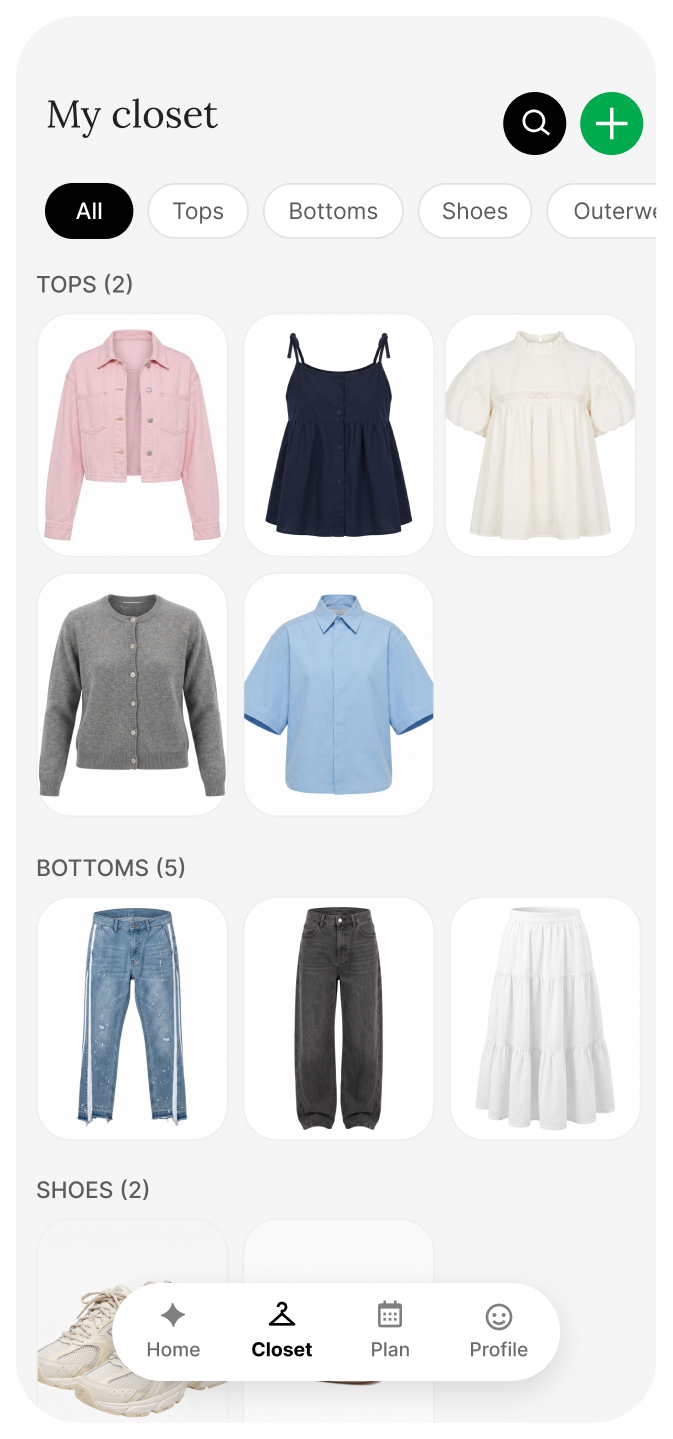 Layar Lemari saya di Style Sketch: pakaian yang dikatalogkan aplikasi dari foto pemakainya, disaring per kategori dan dikelompokkan menjadi atasan, bawahan, dan sepatu.