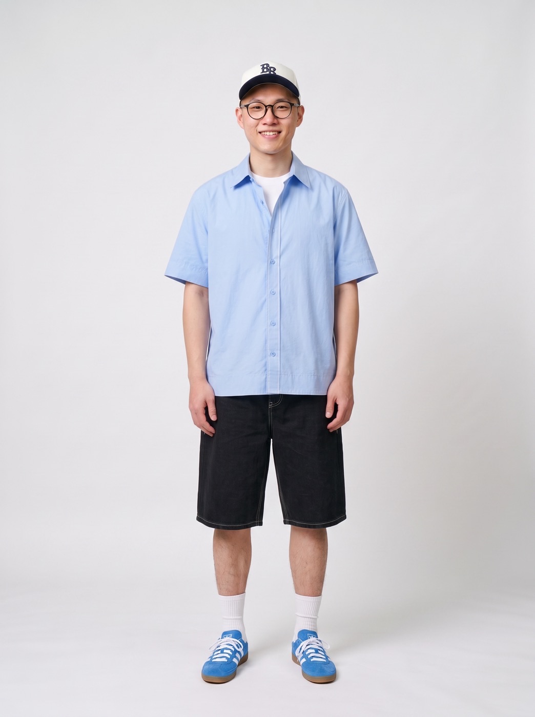 Saran padu padan Style Sketch: kemeja lengan pendek biru muda dengan celana pendek hitam, sepatu kets biru, dan topi.